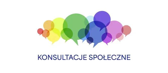 Wielokolorowe dymki rozmów ułożone nad napisem „KONSULTACJE SPOŁECZNE”.